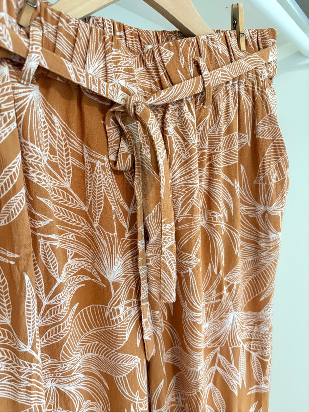 🍍 Amuse Society | Women’s | Paperbag Waist Tropical Print Pants | Small